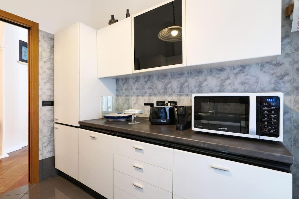 Large And Elegant In Missori Duomo Apartment Milan