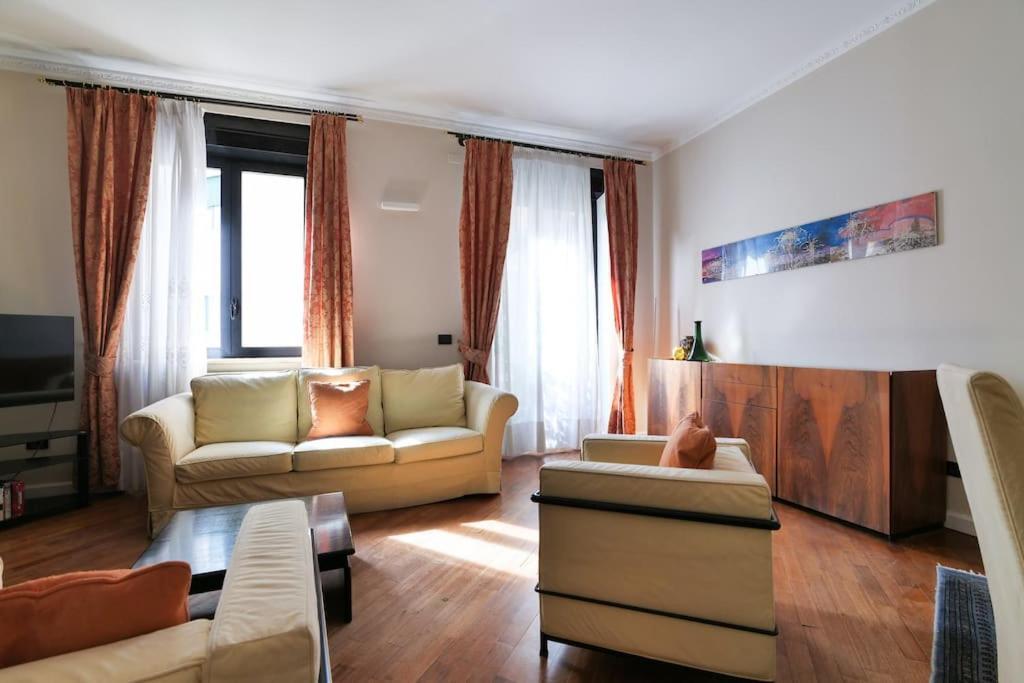Large And Elegant In Missori Duomo Appartement Milan