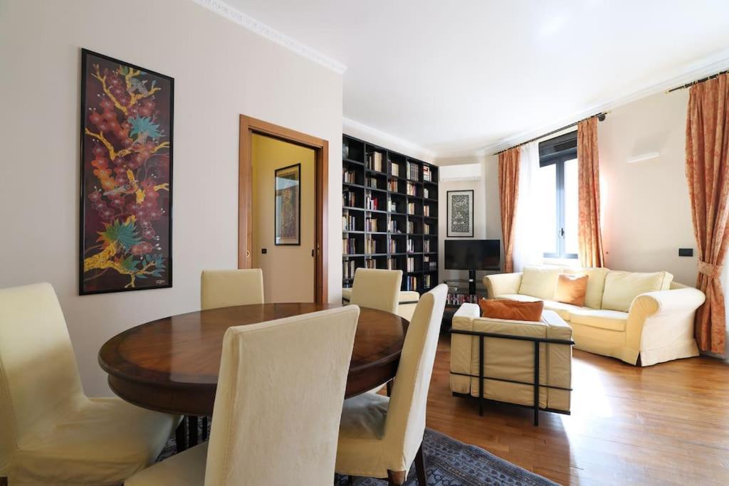 Appartement Large And Elegant In Missori Duomo Milan