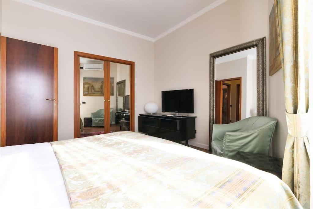 Large And Elegant In Missori Duomo Appartement