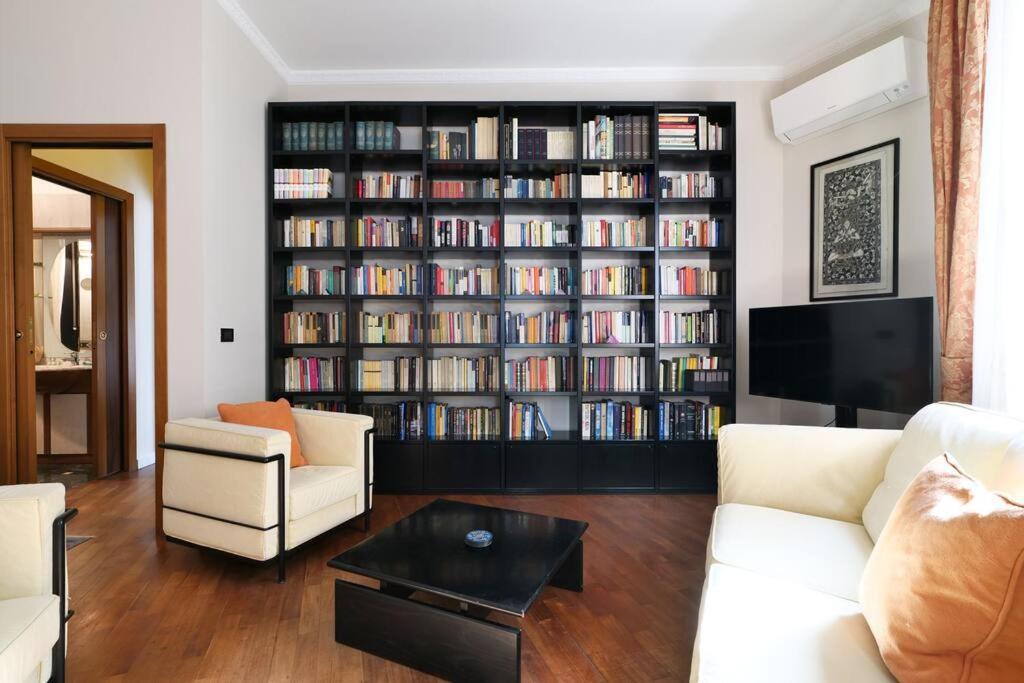 Large And Elegant In Missori Duomo Appartement Milan